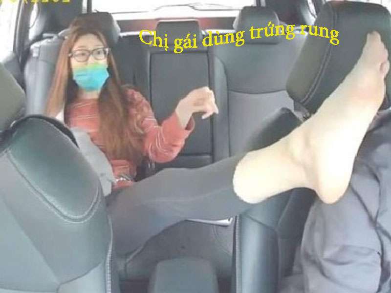 Chị gái dùng trứng rung Prettylove Fancy Clamshell trên xe